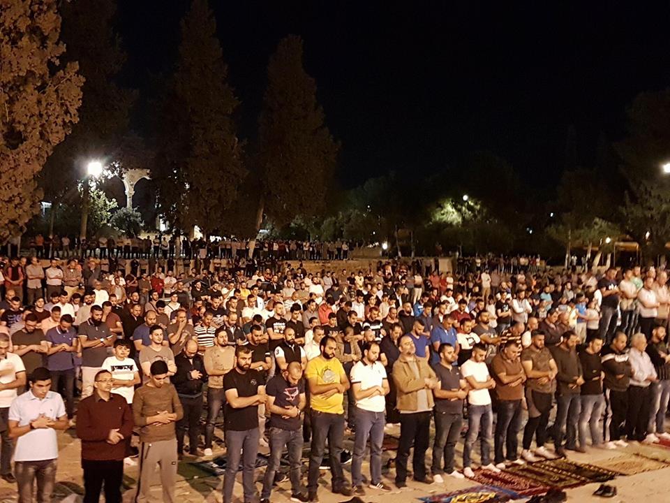 الآلاف يؤدون صلاة الجمعة في رحاب المسجد الأقصى رغم اجراءات الاحتلال