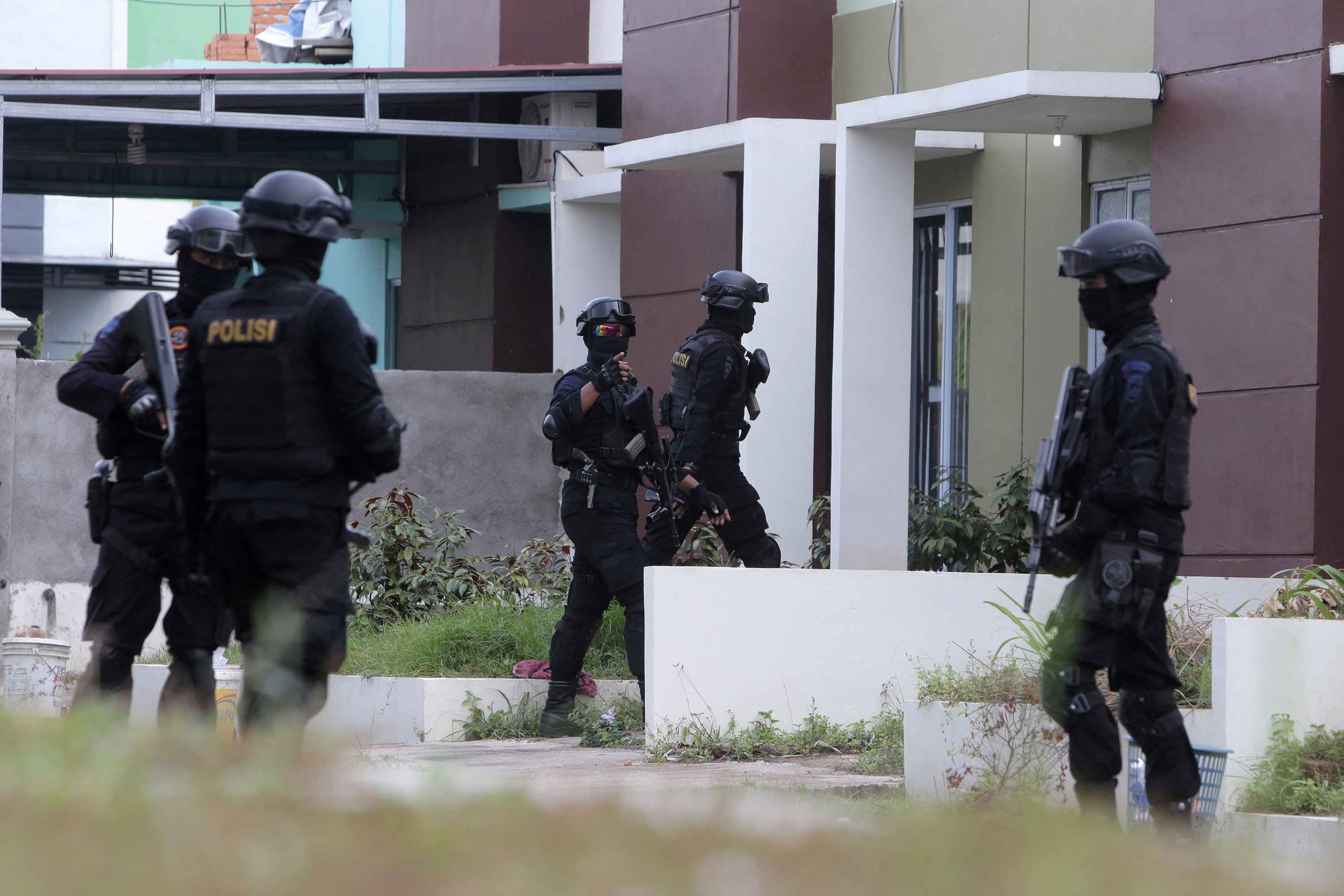 FILE PHOTO: Indonesian anti-terror police from Detachment 88 are seen entering a building during a raid in Batam, Riau Islands, Indonesia, August 5, 2016 in this photo taken by Antara Foto. Antara Foto/M N Kanwa/via REUTERS/File Photo ATTENTION EDITORS - THIS IMAGE HAS BEEN SUPPLIED BY A THIRD PARTY. EDITORIAL USE ONLY. MANDATORY CREDIT. INDONESIA OUT. NO COMMERCIAL OR EDITORIAL SALES IN INDONESIA