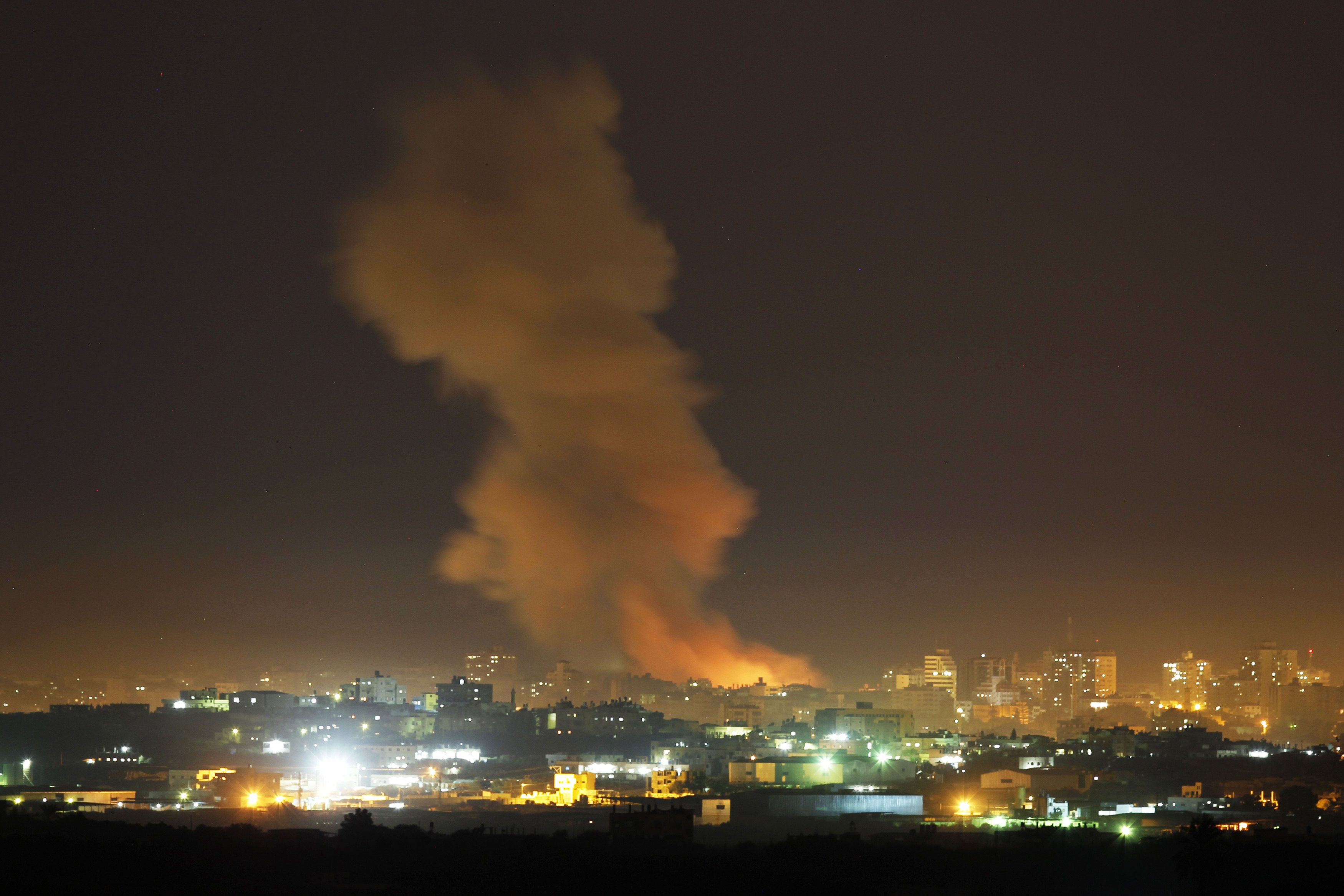 Smoke rises after an Israeli air strike in the northern Gaza Strip November 14, 2012. Israel launched a major offensive against Palestinian militants in Gaza on Wednesday, killing the military commander of Hamas in an air strike and threatening an invasion of the enclave that the Islamist group vowed would "open the gates of hell". REUTERS/Amir Cohen (GAZA - Tags: POLITICS CIVIL UNREST)