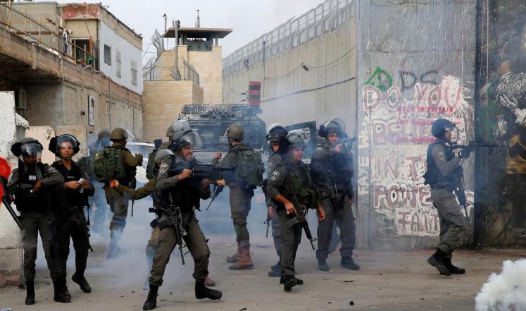 إصابة ستة مواطنين بحالات اختناق خلال اقتحام الاحتلال العيزرية شرق القدس