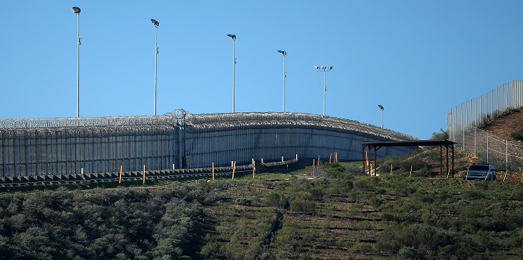 قيادات لبنان تبحث موضوع بناء إسرائيل الجدار الإسمنتي على الحدود اللبنانية