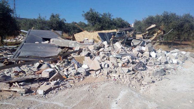 الاحتلال يهدم منزلاً في قلنديا شمال القدس