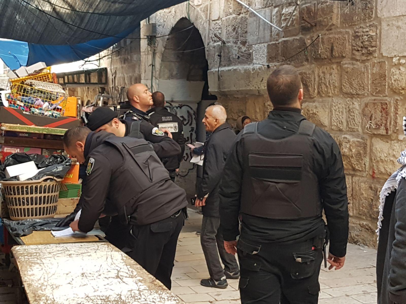 بلدية الاحتلال تصادر بسطات الباعة في القدس وتحرر مخالفات مالية