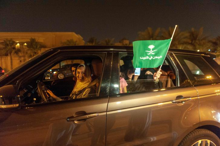 السعوديات يبدأن قيادة السيارات