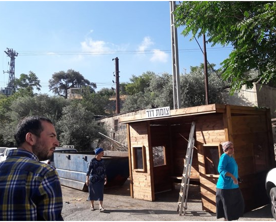مستوطنون ينصبون محطة انتظار في تل ارميدة