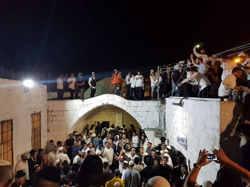 نابلس:إصابات خلال اقتحام مئات المستوطنين لقبر يوسف