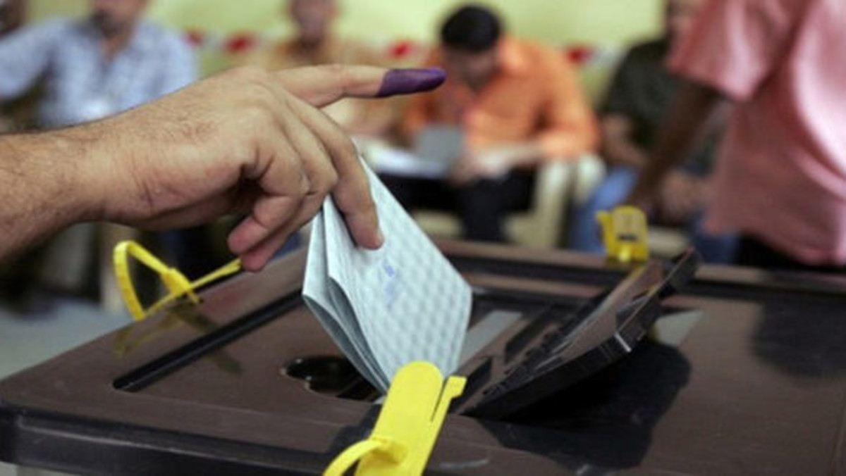 العراق يبدأ إعادة فرز بطاقات الاقتراع يدويا
