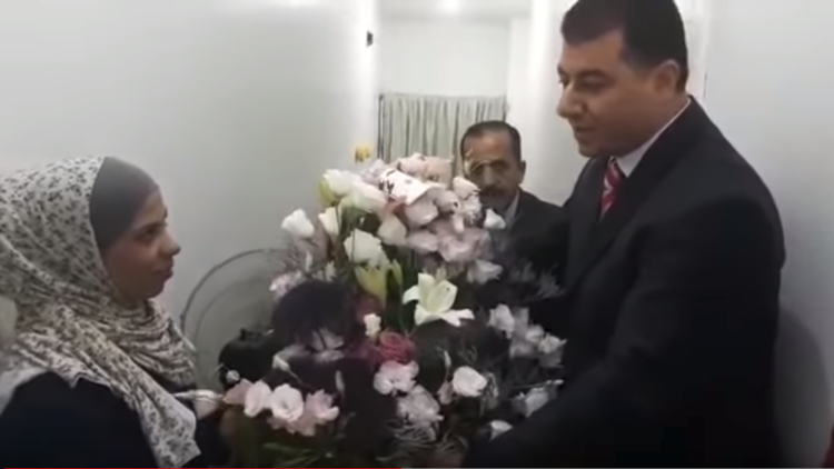 بباقة ورد … وزير الزراعة الأردني يعتذر من عاملة نظافة