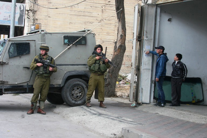 الخليل: قوات الاحتلال تغلق مدخل منزل “باللحام الكهربائي” على ساكنيه