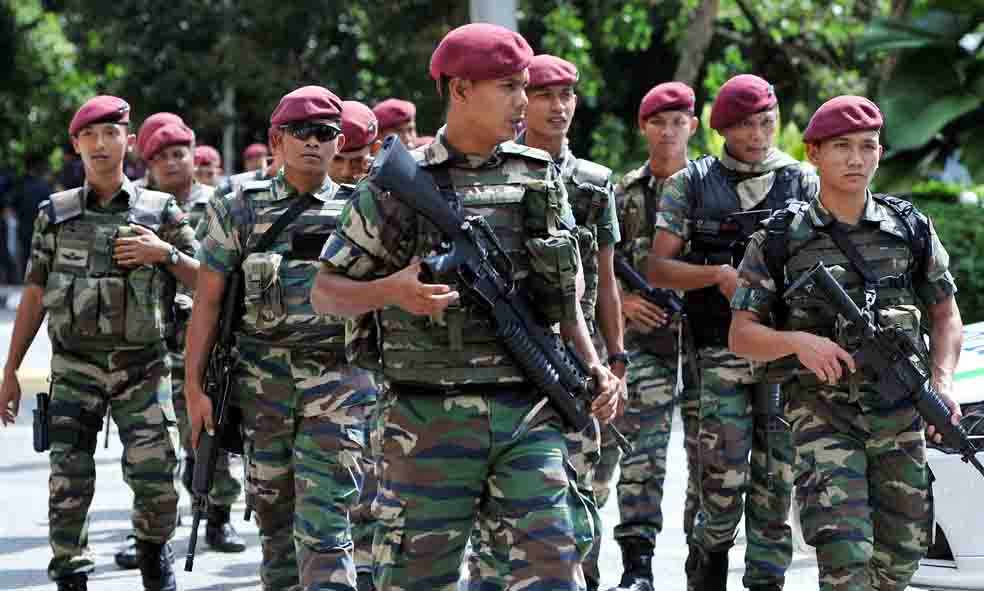 KUALA LUMPUR, 19 Nov -- Armed forces personnel securing the venue area ahead of the 27th ASEAN Summit 2015 and Related Summits at the Kuala Lumpur Convention Centre, Thursday.
--fotoBERNAMA (2015) COPYRIGHT RESERVED