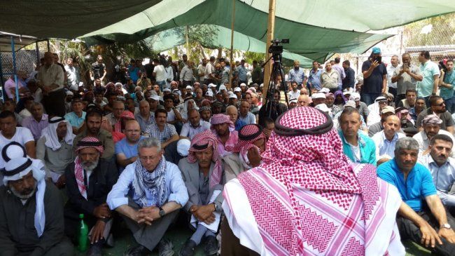 المئات يؤدون صلاة الجمعة بالخان الأحمر في مواجهة تهويده