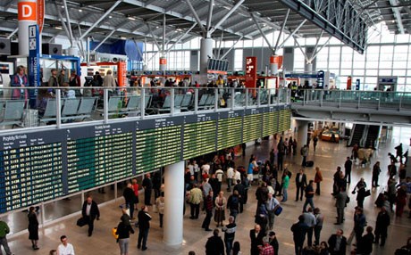 تسمم 14 شخصا إثر تسرب مادة كيميائية في مطار وارسو