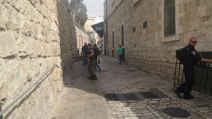 الاحتلال يزيل يافطات عربية في بلدة القدس القديمة