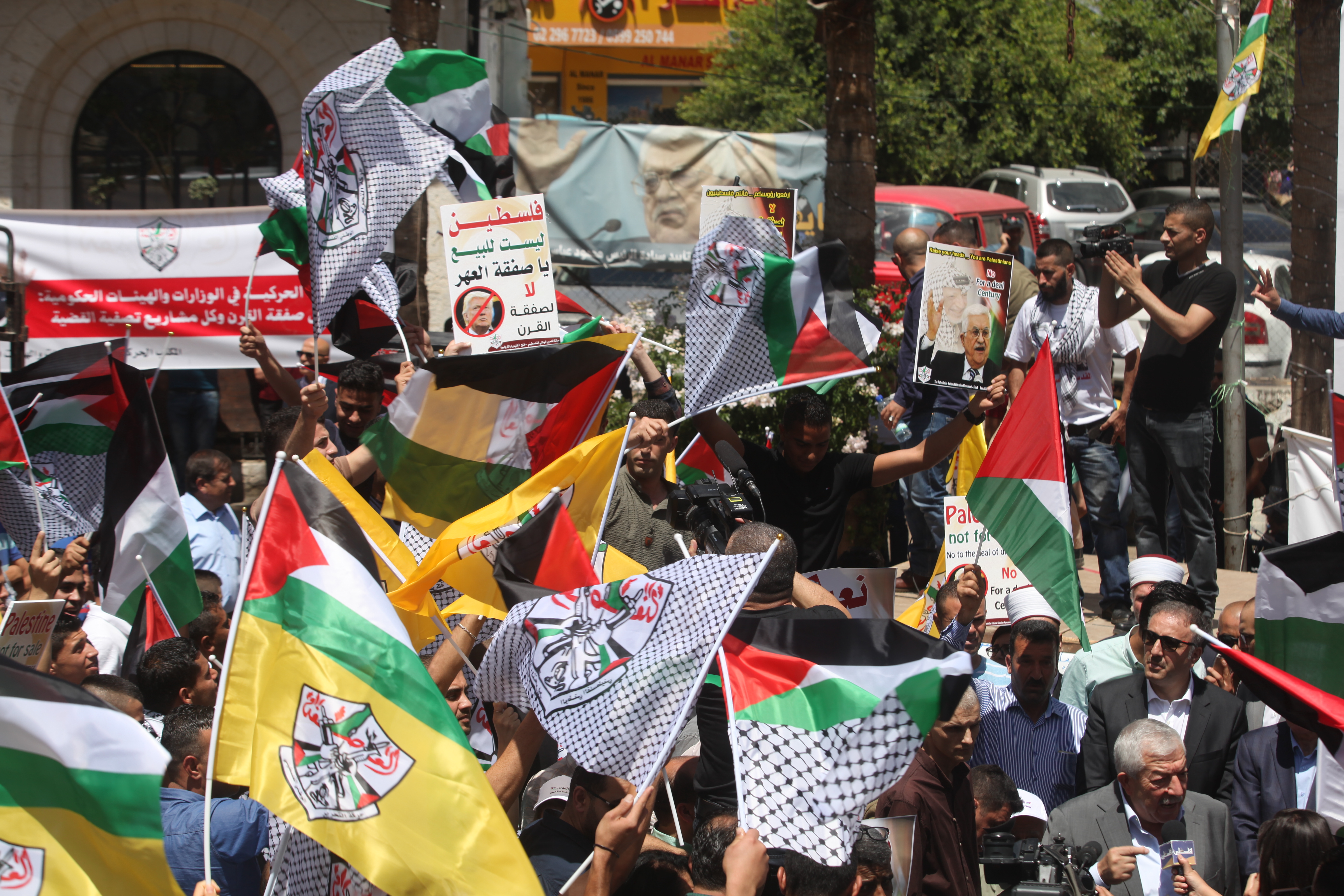 بالصور … مسيرة حاشدة في رام الله رفضا لـ«صفقة القرن» ودعما للرئيس