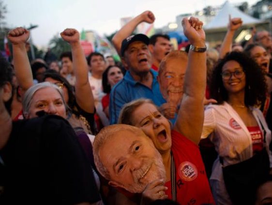 الآلاف يتظاهرون في البرازيل للمطالبة بالإفراج عن الرئيس السابق لولا دا سيلفا