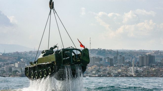 إلقاء دبابات قديمة وسط البحر في لبنان
