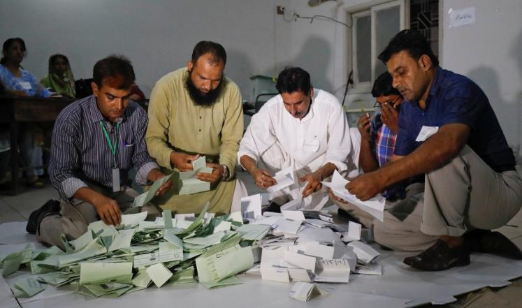 تأجيل إعلان نتائج الانتخابات الباكستانية وسط مزاعم بالتلاعب في الأصوات