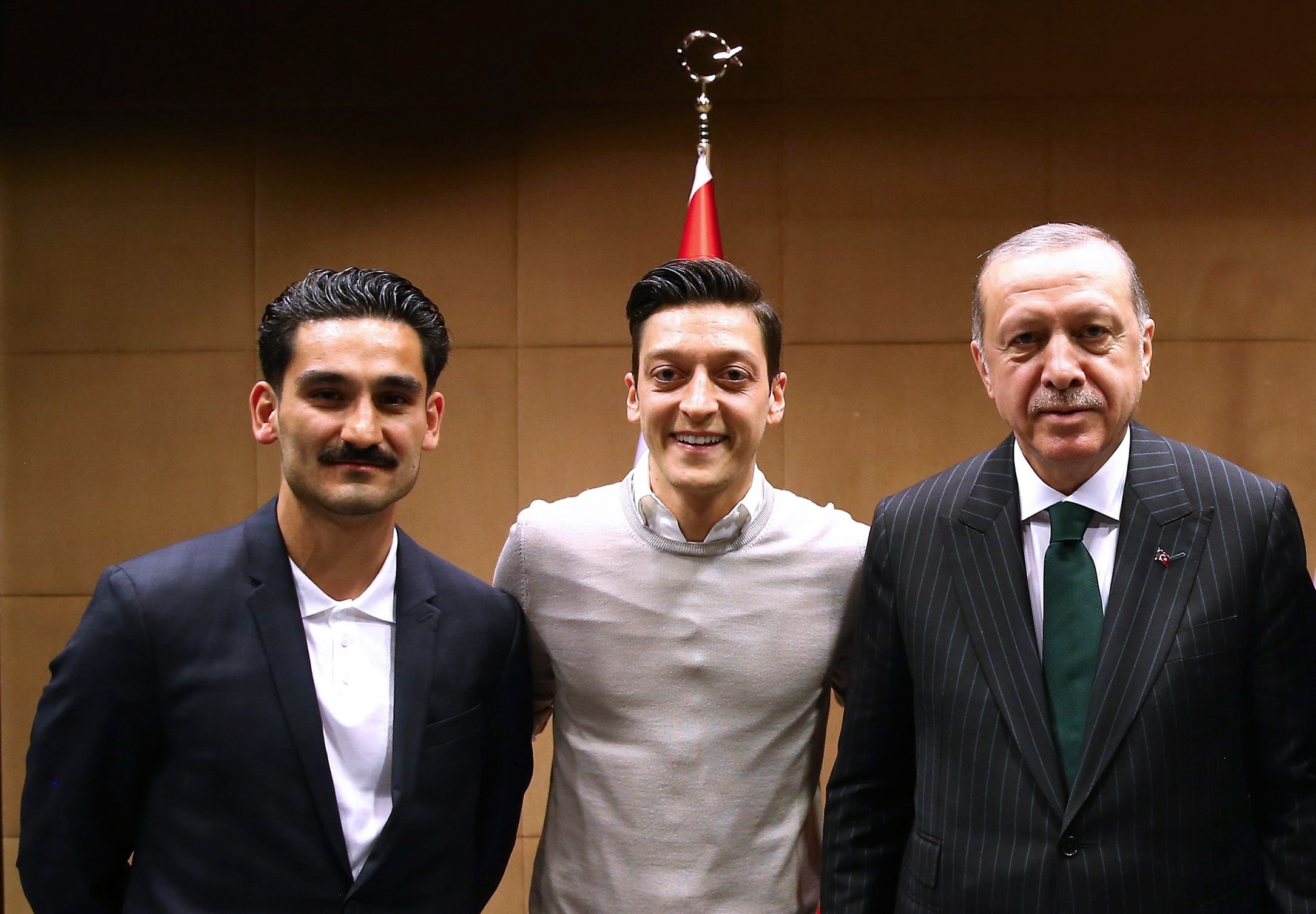 In this handout picture taken on May 13, 2018 and released on May 14, 2018 by the Turkish Presidential Press office Turkish President Recep Tayyip Erdogan (R) poses for a photo with German footballers of Turkish origin Ilkay Gundogan (L) and Mesut Ozil (2nd L) in London. Since Germany humiliatingly crashed out of the World Cup, Mesut Ozil, 29, quickly become a scapegoat for far-right populists, but the storm escalated when even German football bosses, rather than defend him, suggested the squad may have been better off without him. - RESTRICTED TO EDITORIAL USE - MANDATORY CREDIT "AFP PHOTO / TURKISH PRESIDENTIAL PRESS OFFICE / KAYHAN OZER" - NO MARKETING NO ADVERTISING CAMPAIGNS - DISTRIBUTED AS A SERVICE TO CLIENTS - ALTERNATIVE CROP / AFP / TURKISH PRESIDENTIAL PRESS SERVICE / KAYHAN OZER / RESTRICTED TO EDITORIAL USE - MANDATORY CREDIT "AFP PHOTO / TURKISH PRESIDENTIAL PRESS OFFICE / KAYHAN OZER" - NO MARKETING NO ADVERTISING CAMPAIGNS - DISTRIBUTED AS A SERVICE TO CLIENTS - ALTERNATIVE CROP