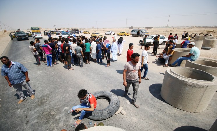 عشرات المحتجين يتجمعون عند مدخل حقل نفطي جنوبي العراق