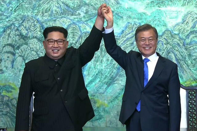 This screen grab from the Korean Broadcasting System (KBS) taken on April 27, 2018 shows North Korea's leader Kim Jong Un (L) and South Korea's President Moon Jae-in (R) joining hands near the end of their historic summit at Panmunjom.
The leaders of South and North Korea embraced warmly after signing a statement in which they declared "there will be no more war on the Korean Peninsula". / AFP PHOTO / KOREAN BROADCASTING SYSTEM / KOREAN BROADCASTING SYSTEM / -----EDITORS NOTE --- RESTRICTED TO EDITORIAL USE - MANDATORY CREDIT "AFP PHOTO / KOREAN BROADCASTING SYSTEM (KBS) " - NO MARKETING - NO ADVERTISING CAMPAIGNS - DISTRIBUTED AS A SERVICE TO CLIENTS