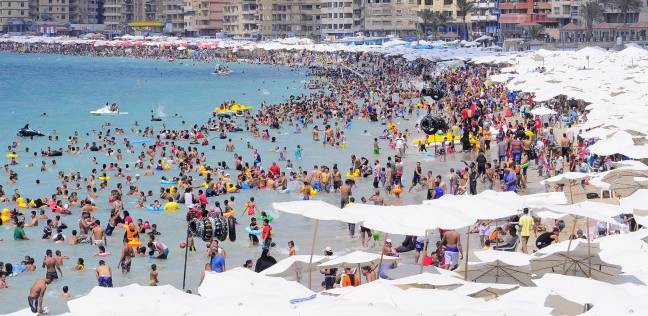 المصريون يتحدون مخاطر شاطئ النخيل