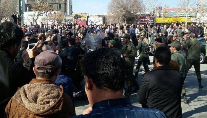 قمع متظاهرين في إيران