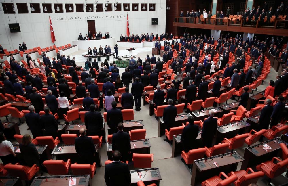 إقالة أكثر من 18 ألف موظف رسمي في تركيا بموجب مرسوم