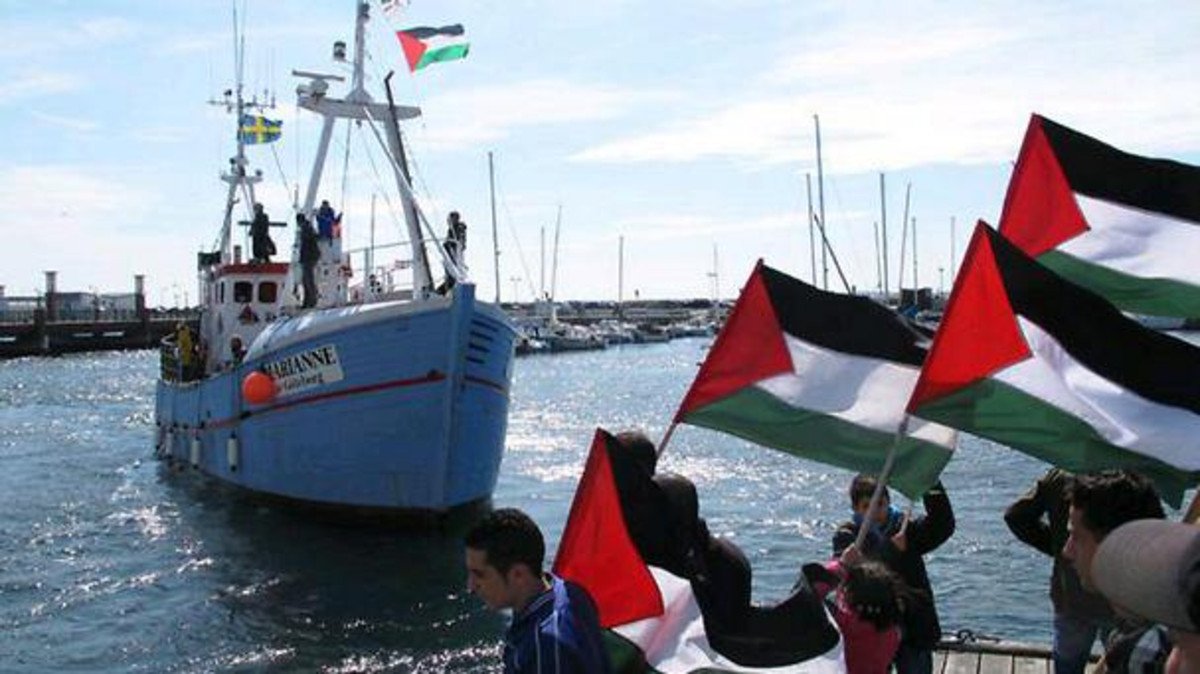 الاحتلال يبدأ بترحيل نشطاء سفينة “حرية”