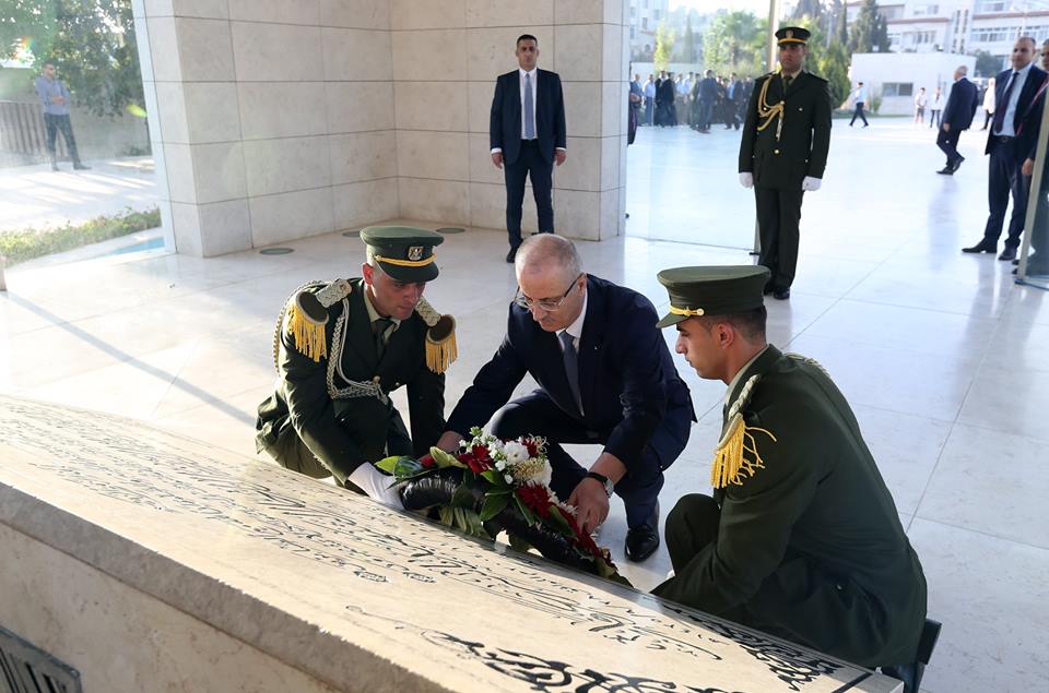 باسم الرئيس: رئيس الوزراء يضع اكليل زهور على ضريح الرئيس الشهيد الراحل ياسر عرفات