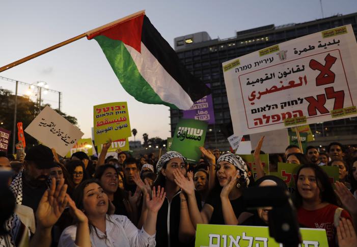 رفع العلم الفلسطيني وسط تل أبيب يثير غضب الإسرائيليين