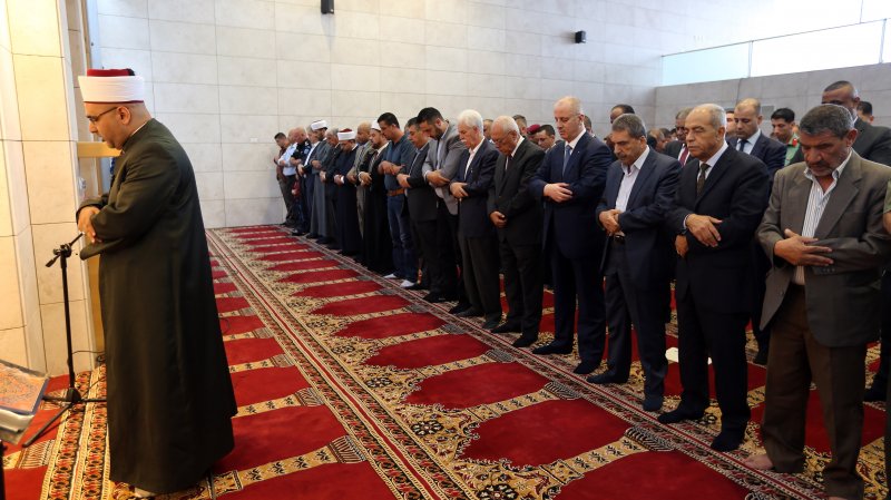 باسم الرئيس: رئيس الوزراء يضع اكليل زهور على ضريح الرئيس الشهيد الراحل ياسر عرفات