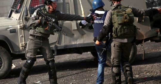 الاحتلال يعتقل طاقم تلفزيون فلسطين في القدس المحتلة ويستولي على معداته