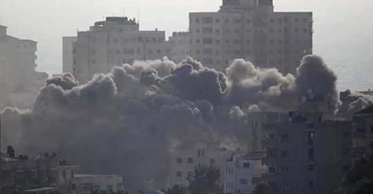 شهيد وثماني إصابات جراء قصف الاحتلال شقة سكنية وسط مدينة غزة