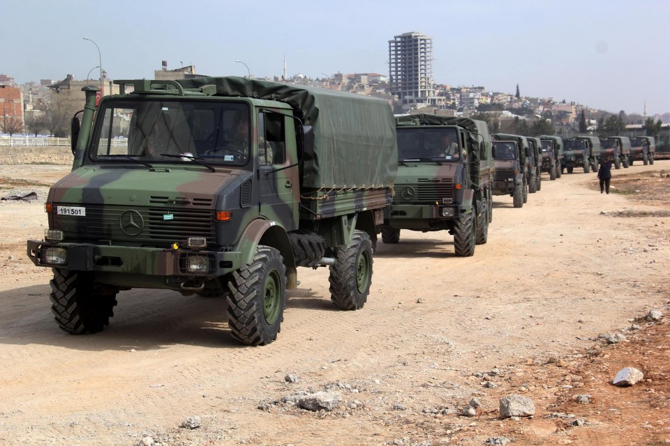 تعزيزات عسكرية تركية تتجه إلى الحدود مع سوريا