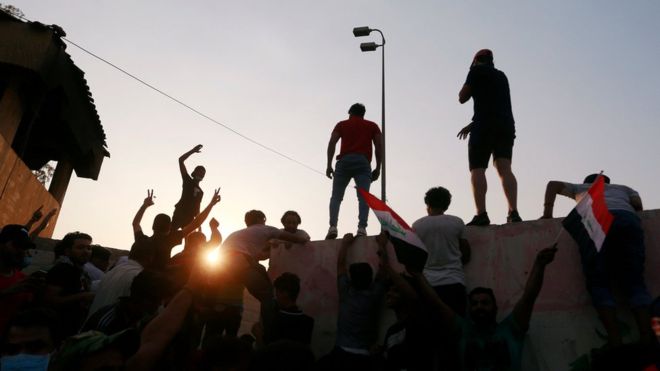 متظاهرون عراقيون يضرمون النار في القنصلية الإيرانية في البصرة