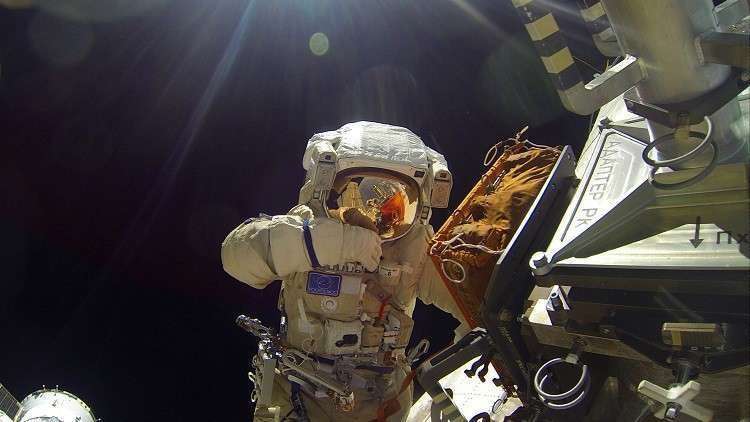رائدا فضاء روسيان إلى الفضاء المفتوح للتحقق من ثقب “سويوز”