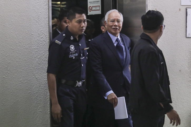 رئيس وزراء ماليزيا السابق يمثل أمام محكمة في تهم فساد