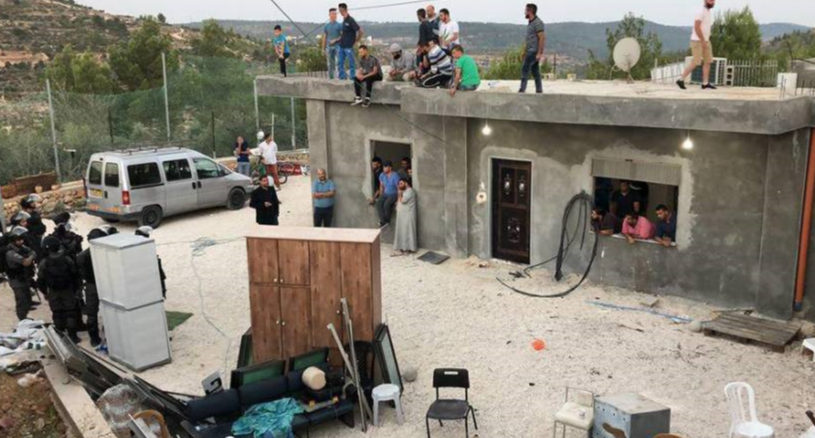 جرافات الاحتلال تهدم 3 منازل في الولجة