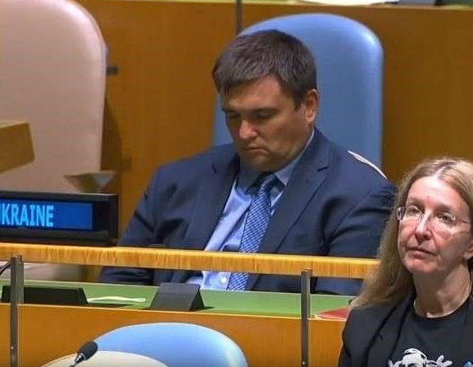 نوم عميق لوزير خارجية أوكرانيا أثناء كلمة رئيسه بالأمم المتحدة