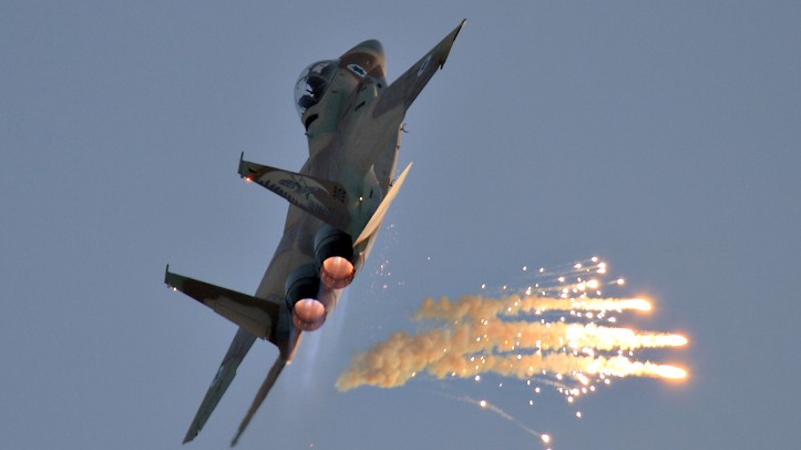 الطيران الحربي الإسرائيلي يقصف بصاروخين موقعاً شرق خان يونس