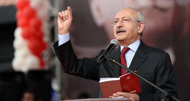 CHP GENEL BASKANI KEMAL KILICDAROGLU, PARTISININ ISTANBUL IL ORGUTU TARAFINDAN 8 MART DUNYA KADINLAR GUNU NEDENIYLE DUZENLEDIGI KATILIM TORENINDE KONUSTU. ESI SELVI KILICDAROGLU ILE TORENE KATILAN CHP LIDERI, PARTIYE UYE OLAN KADINLARA ROZET TAKTI. (ISTANBUL-DHA)