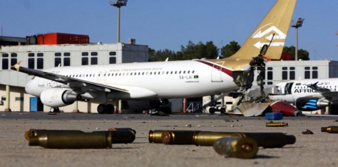 إغلاق مطار العاصمة الليبية بعد إطلاق صواريخ بالقرب منه