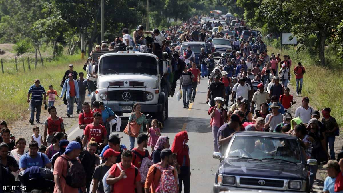قافلة المهاجرين تتحدى ترامب بالزحف نحو الحدود الأميركية