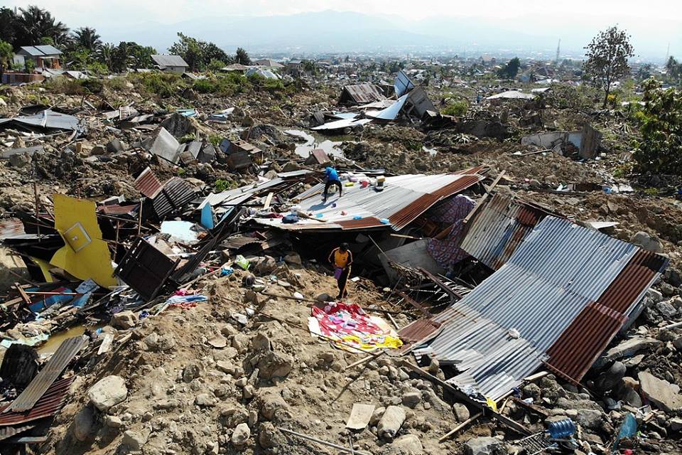 عدد القتلى جراء زلزال وأمواج المد في إندونيسيا يرتفع إلى 1234 قتيلا
