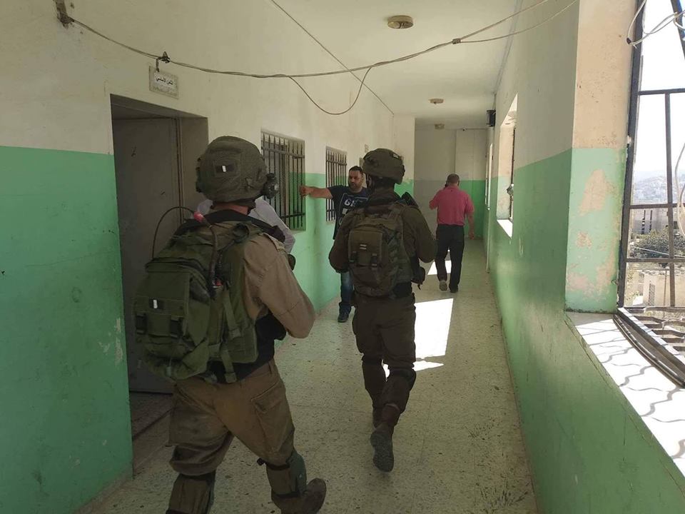 مستوطنون يهاجمون مدرسة عوريف جنوب نابلس