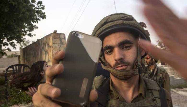 قيود على استخدام الجنود الإسرائيليين لشبكات التواصل