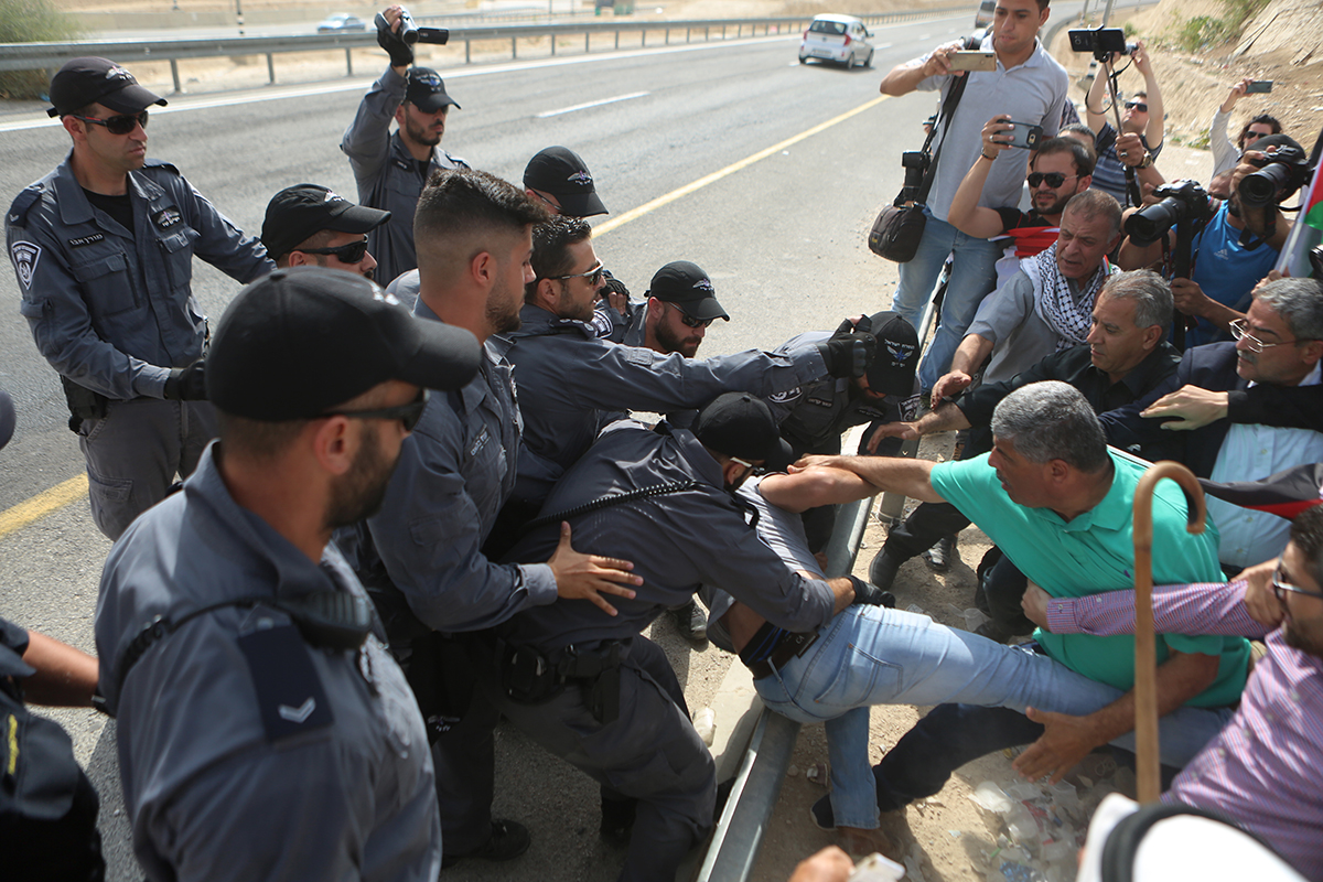 بالصور..إصابة عدد من المواطنين بالاختناق خلال قمع الاحتلال مسيرة الخان الاحمر