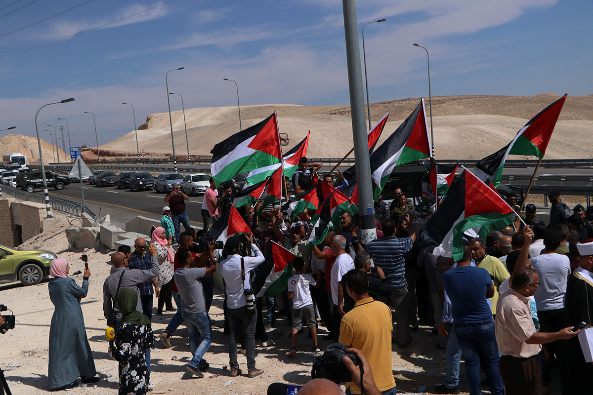 الاحتلال يعتدي على المشاركين في مسيرة سلمية ضد قرار هدم الخان الأحمر