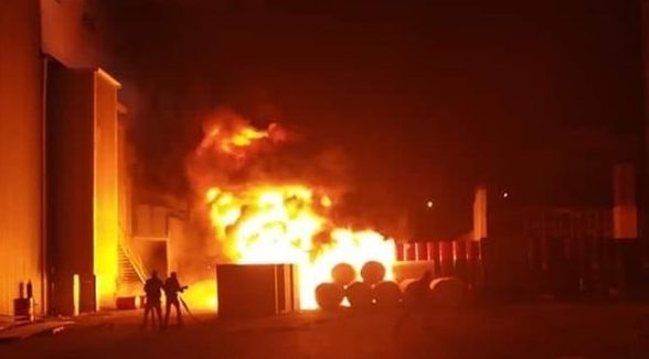 13 اصابة في حريق مصنع بالخليل