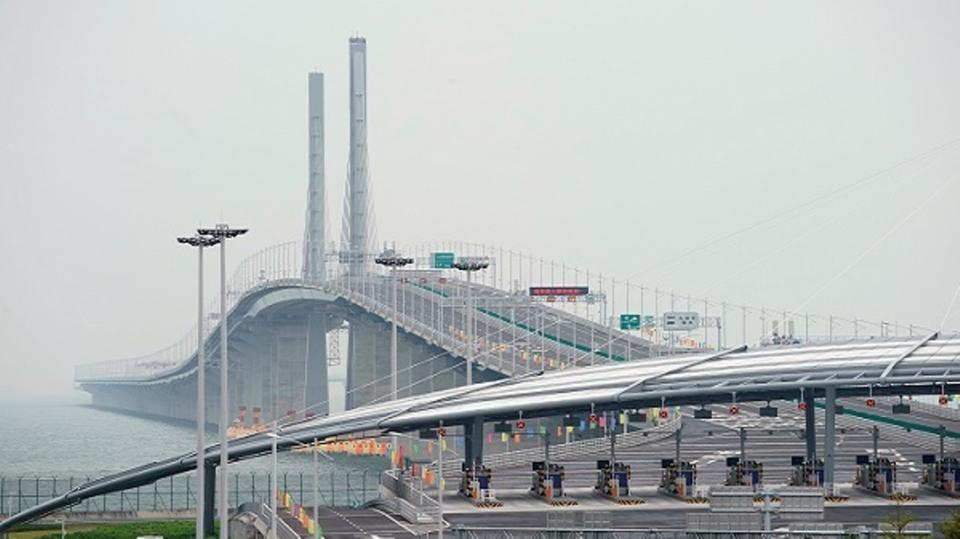 الصين تدشن أطول جسر مائي في العالم يربط هونغ كونغ بالبر الرئيسي